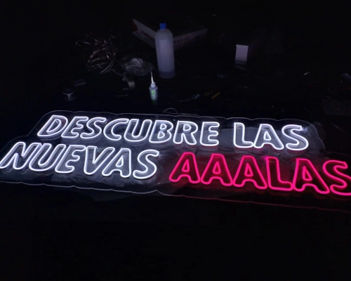 Rótulo luminoso de neón producido en taller