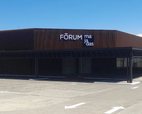 Letras instaladas en fachada de complejo comercial
