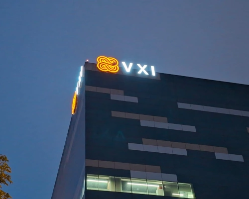 Rótulo iluminado instalado en la fachada de VXI